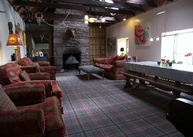 The main lounge, with its wood burning stove and magnificent views, is an ideal place to relax after an enjoyable days touring. The rooms in the 300 year old cottage wing have walls nearly three feet thick, B&B in Hillview Cottage , Stirling allows you to have a rural feel to your Scottish holiday, and yet be close to all the main visitor centres like Stirling Edinburgh Glasgow The Tossachs and Loch Lomond. William Wallace country is just up the road!
